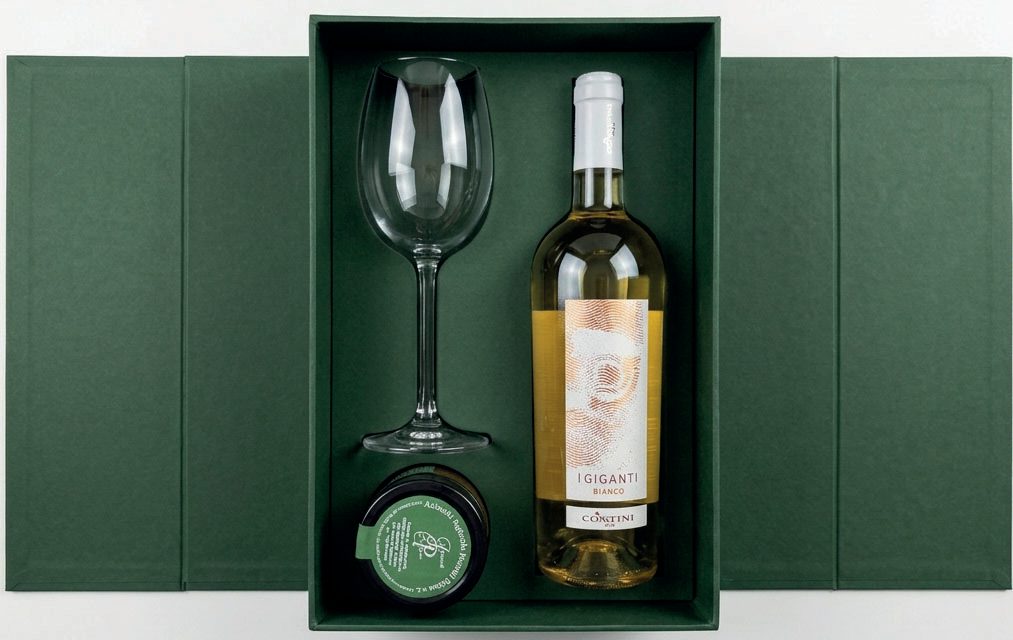 Zielone pudełko prezentowe z winem, kieliszkiem i obwolutą z logo winnicy